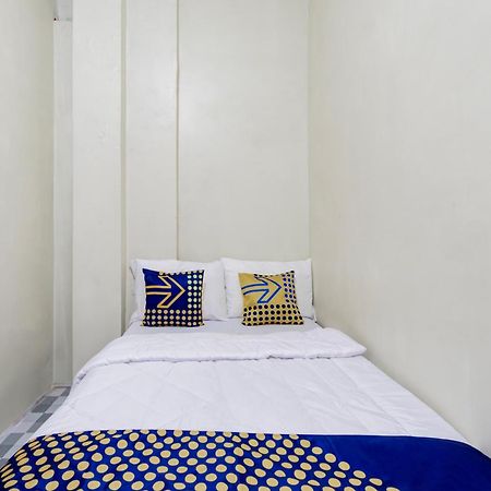 Spot On 93967 Hasna Guest House Syariah Kediri  Exterior photo