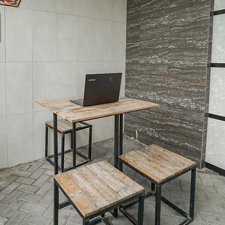 Spot On 93967 Hasna Guest House Syariah Kediri  Exterior photo