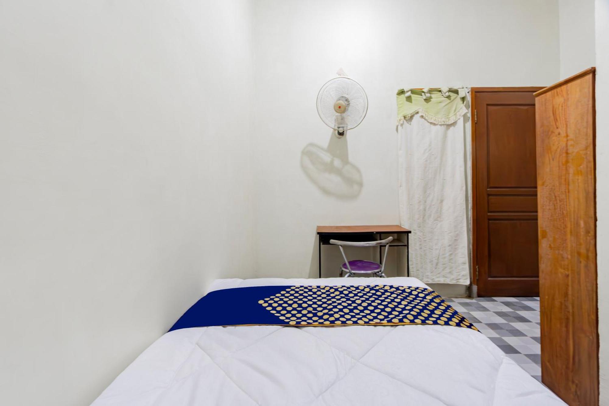 Spot On 93967 Hasna Guest House Syariah Kediri  Exterior photo