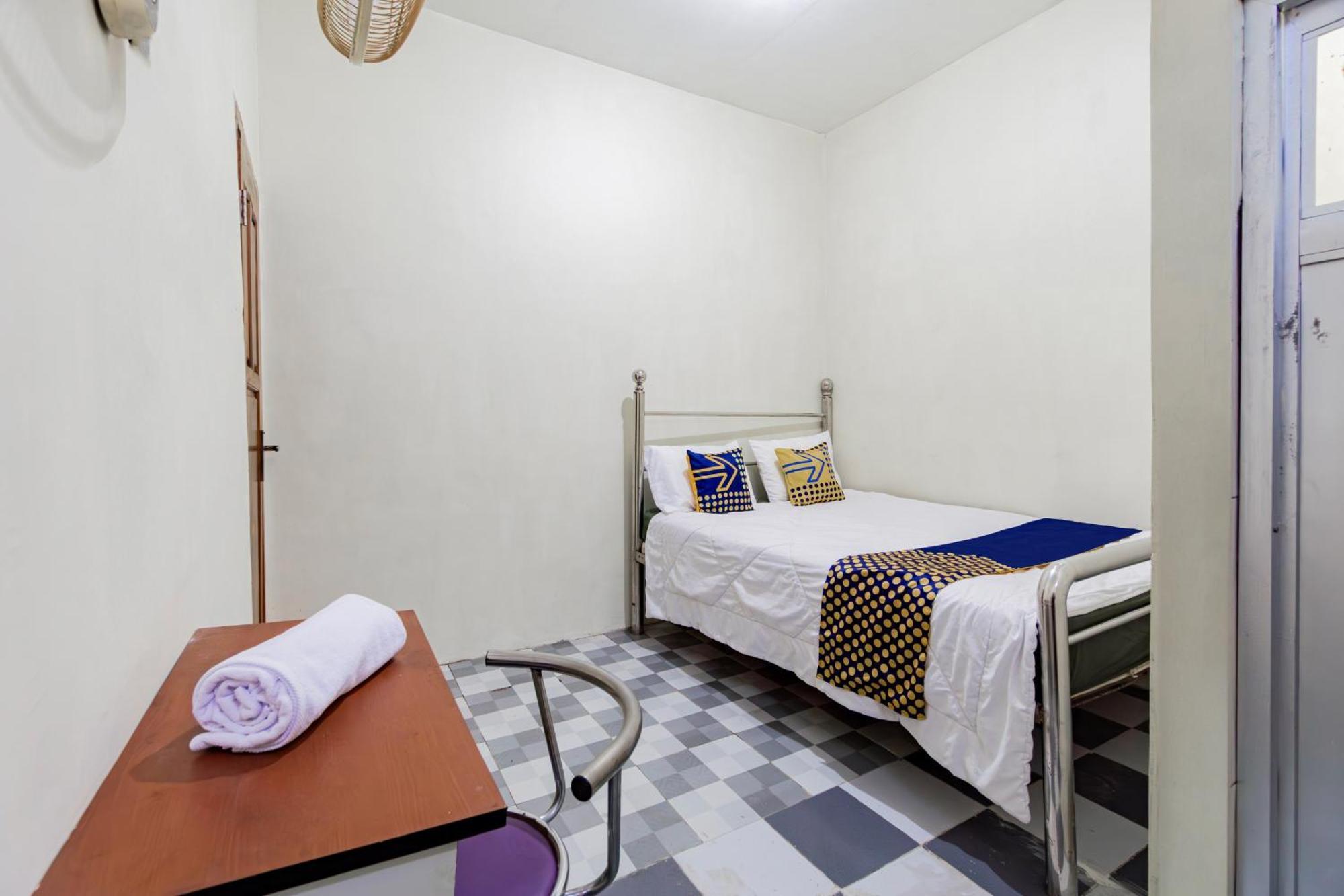Spot On 93967 Hasna Guest House Syariah Kediri  Exterior photo