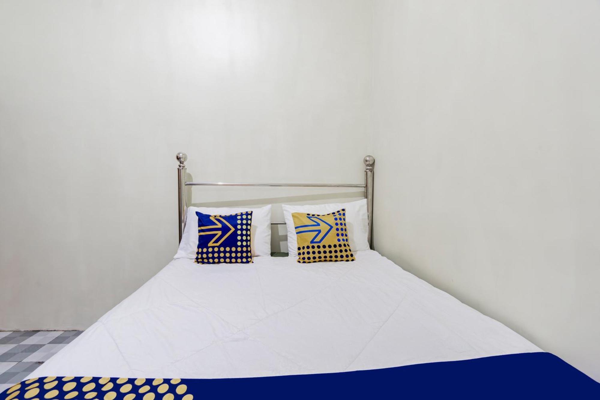 Spot On 93967 Hasna Guest House Syariah Kediri  Exterior photo