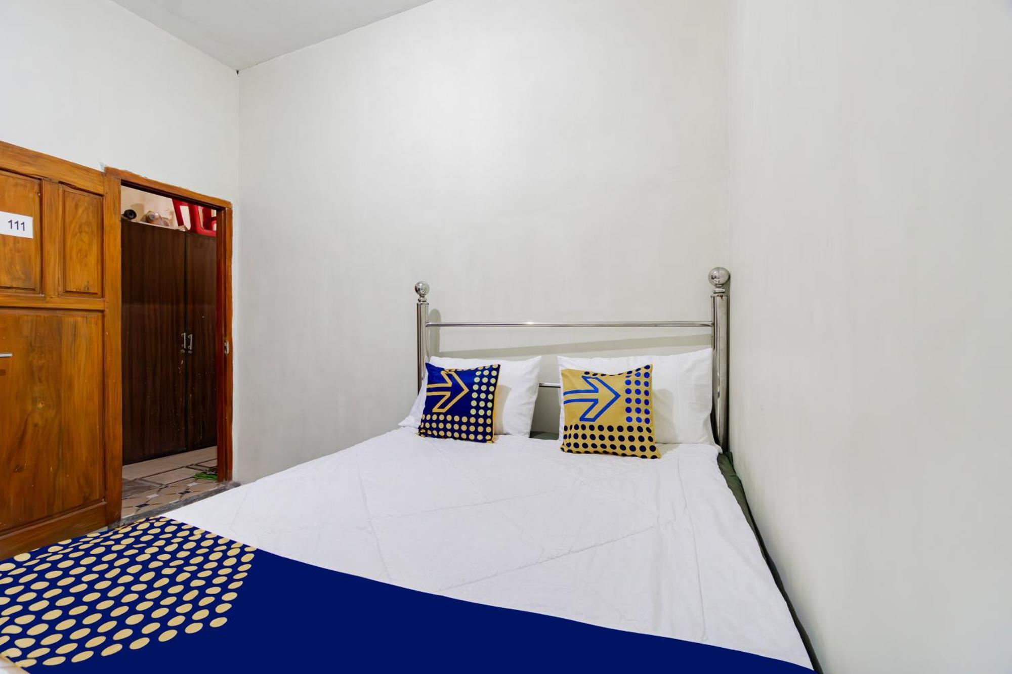 Spot On 93967 Hasna Guest House Syariah Kediri  Exterior photo