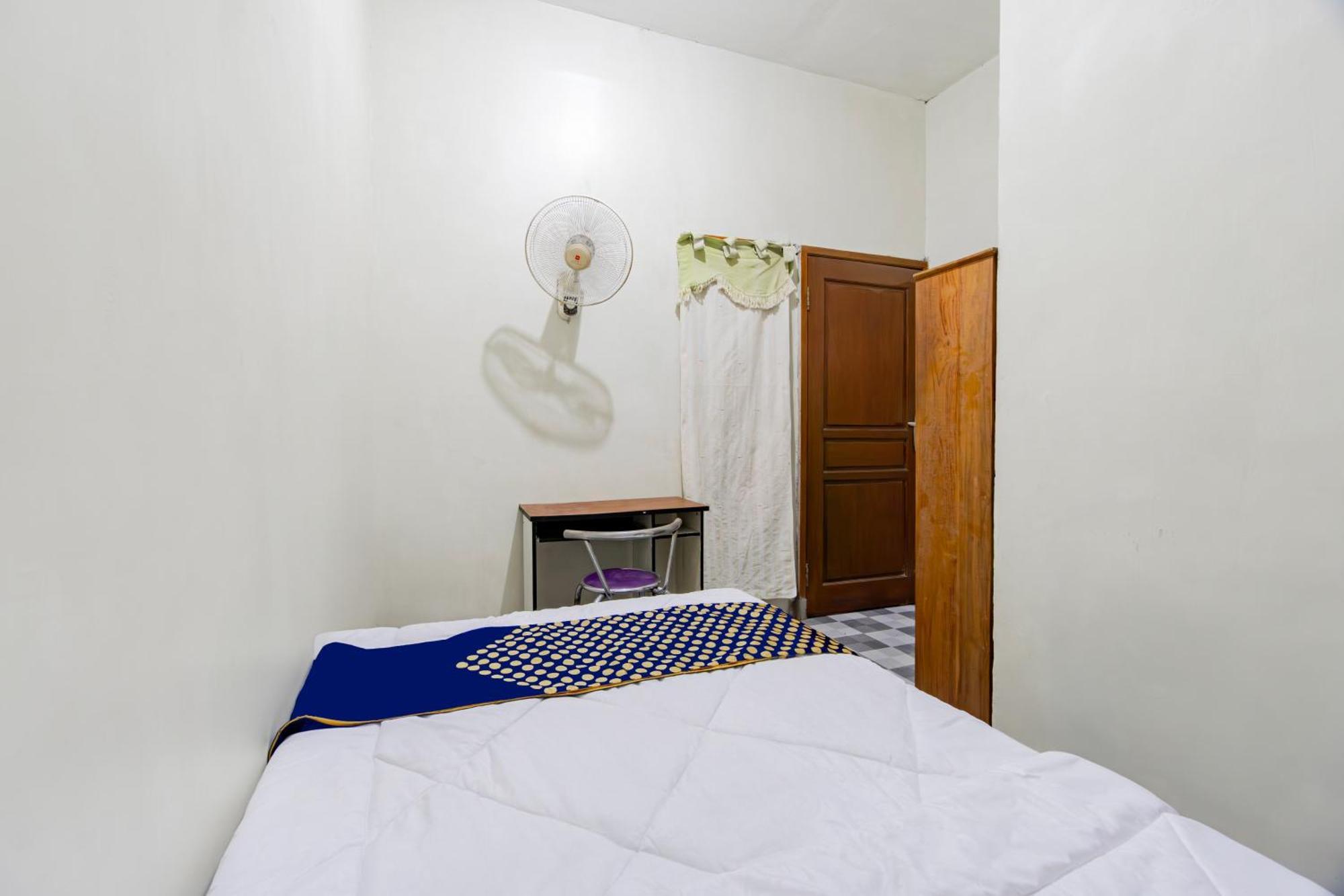 Spot On 93967 Hasna Guest House Syariah Kediri  Exterior photo
