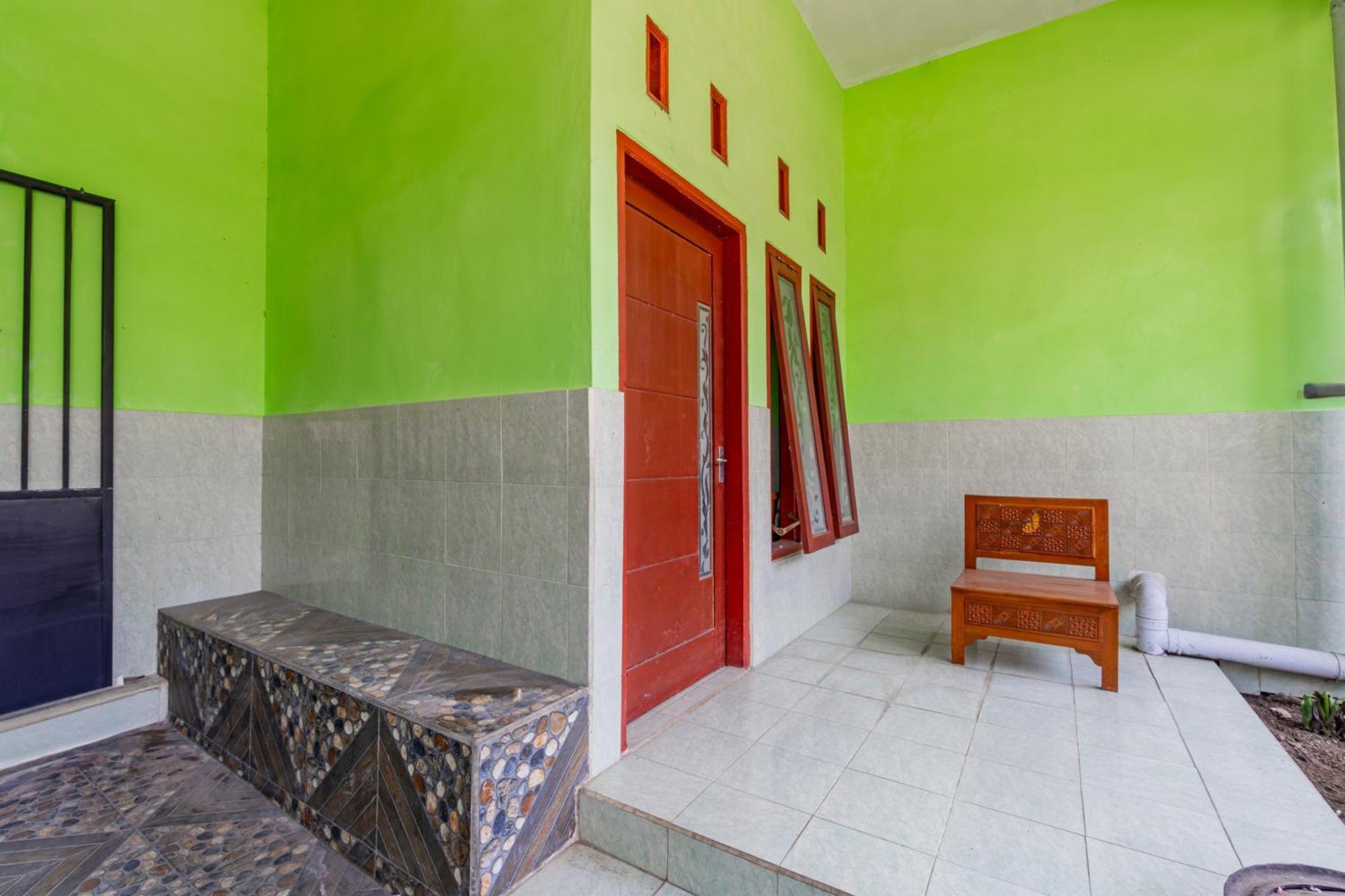 Spot On 93967 Hasna Guest House Syariah Kediri  Exterior photo