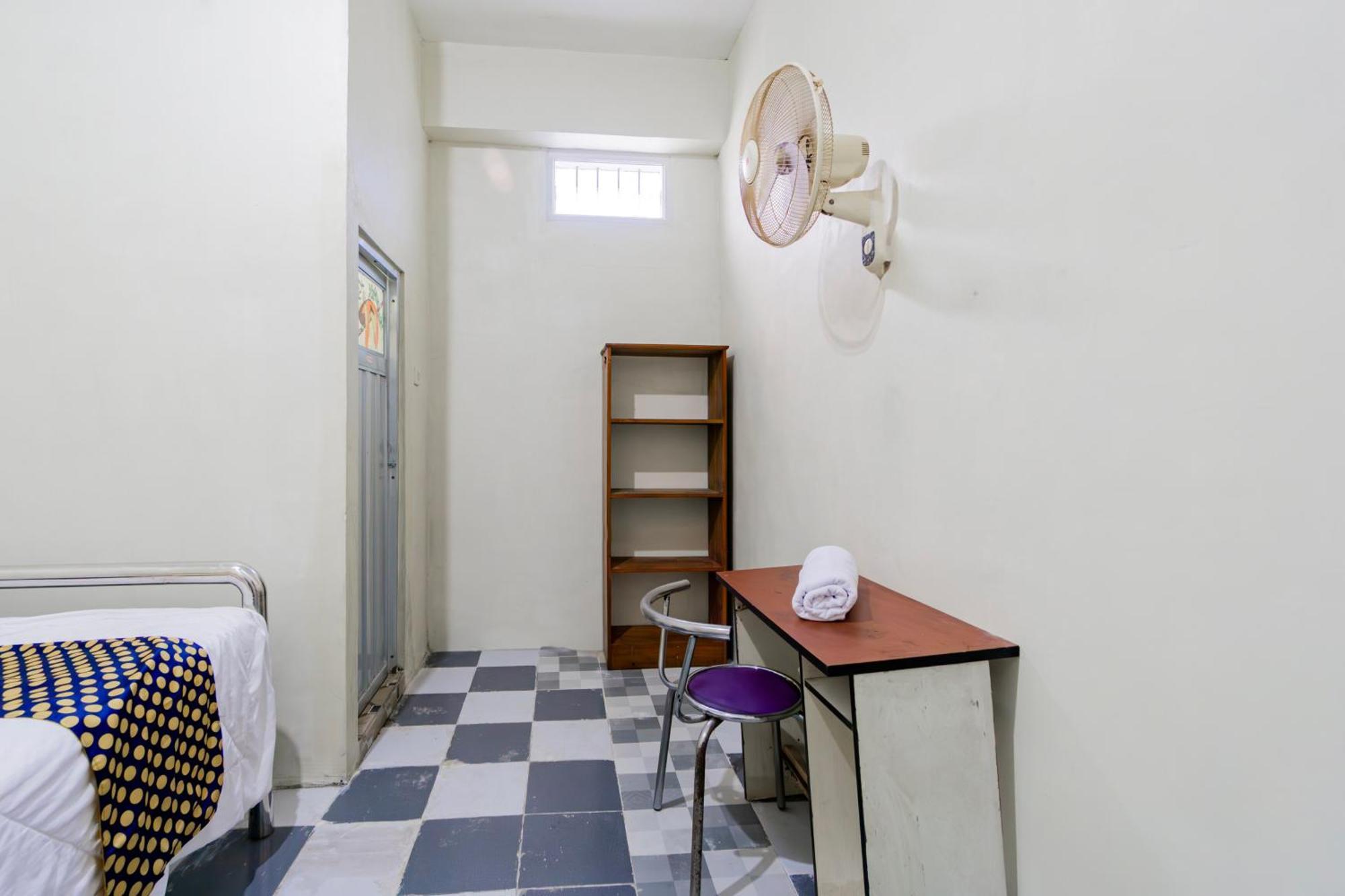 Spot On 93967 Hasna Guest House Syariah Kediri  Exterior photo