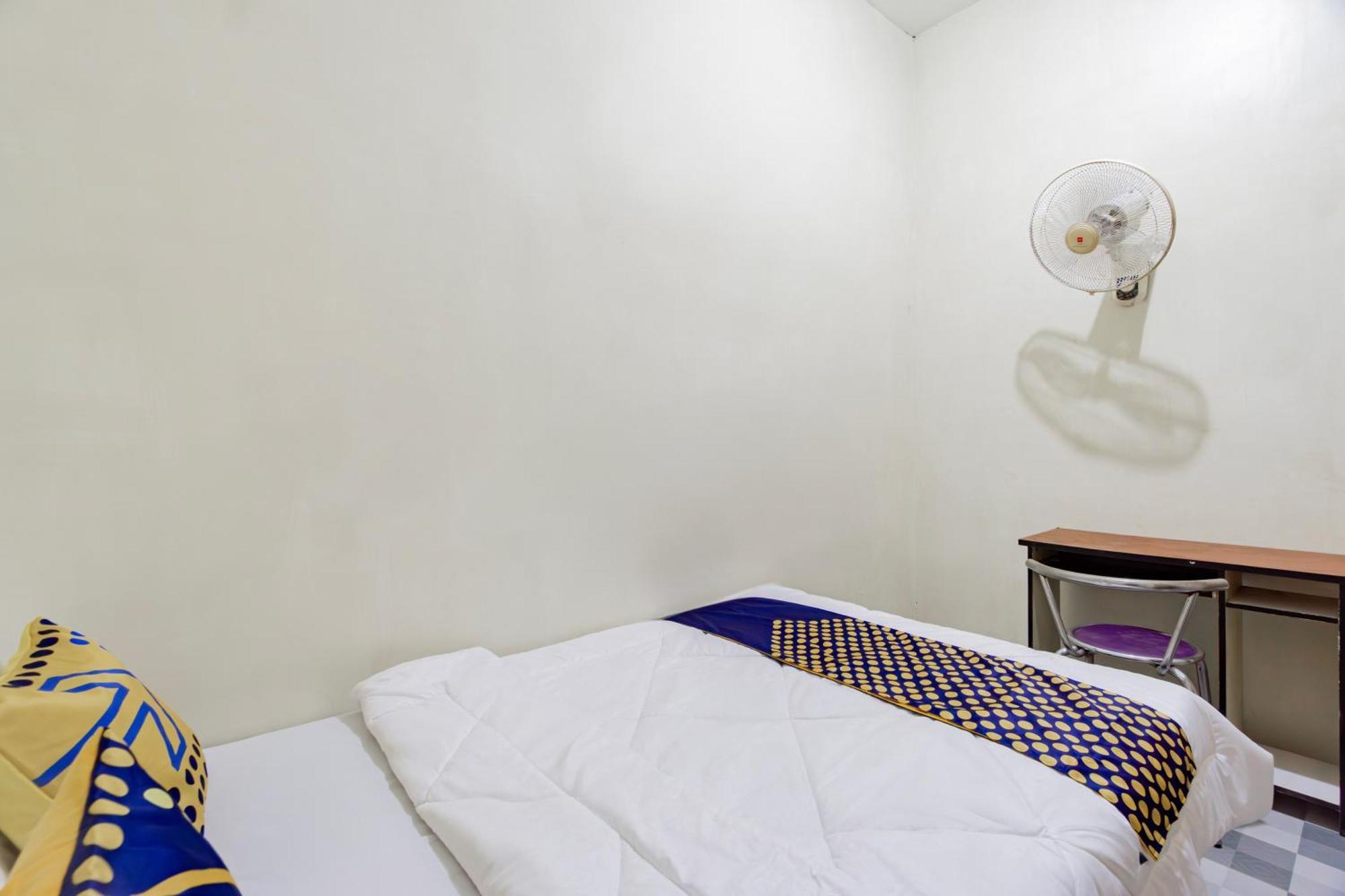 Spot On 93967 Hasna Guest House Syariah Kediri  Exterior photo