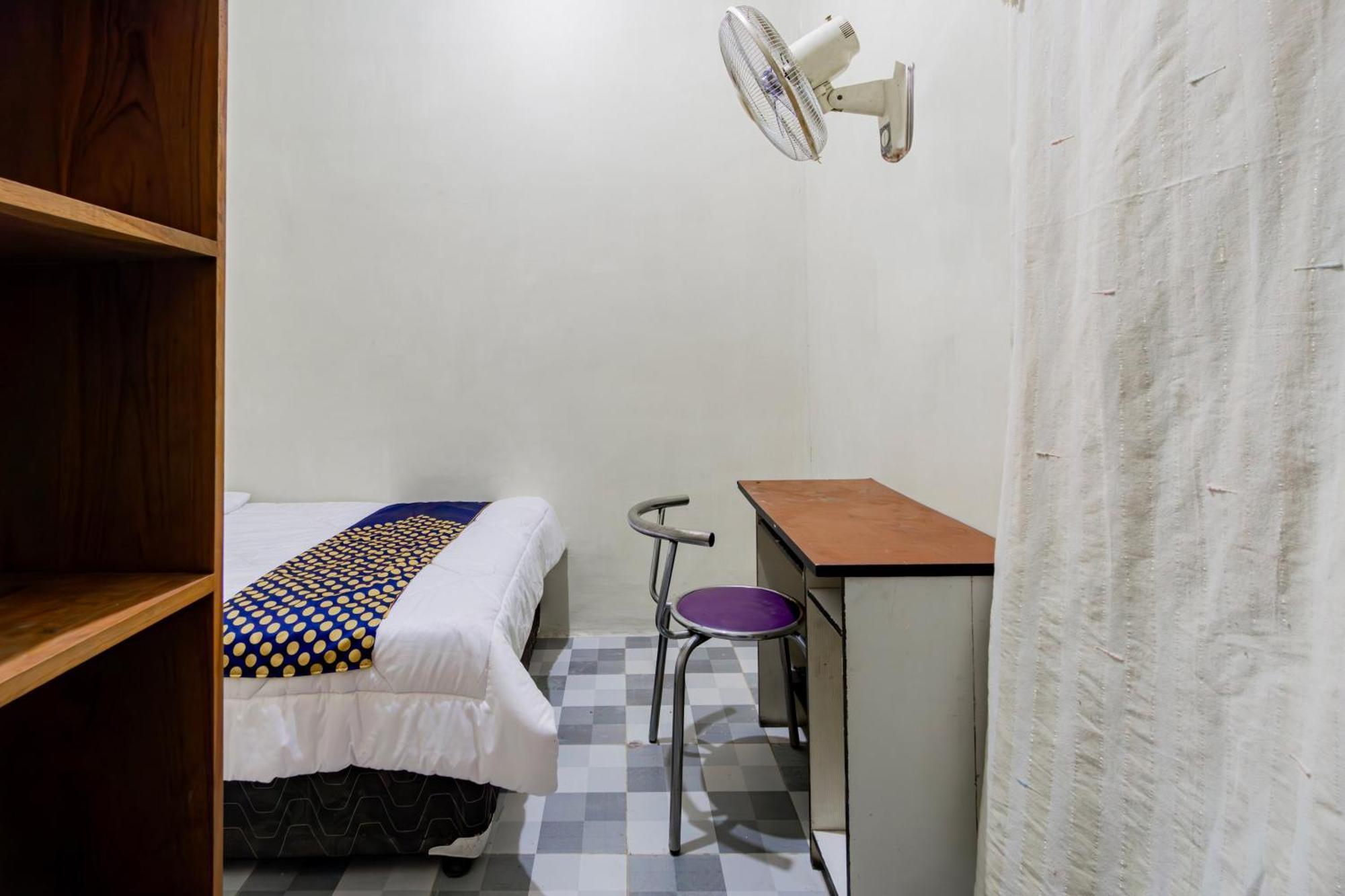 Spot On 93967 Hasna Guest House Syariah Kediri  Exterior photo
