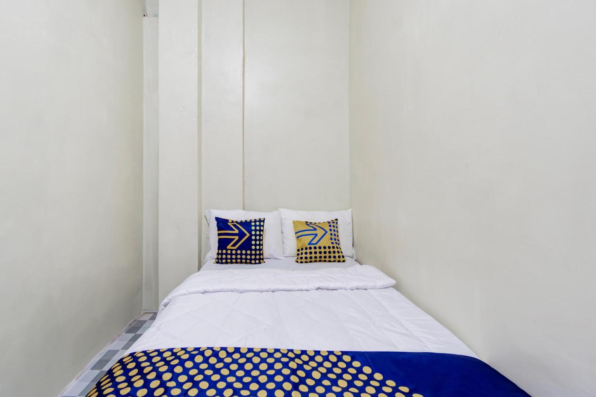 Spot On 93967 Hasna Guest House Syariah Kediri  Exterior photo