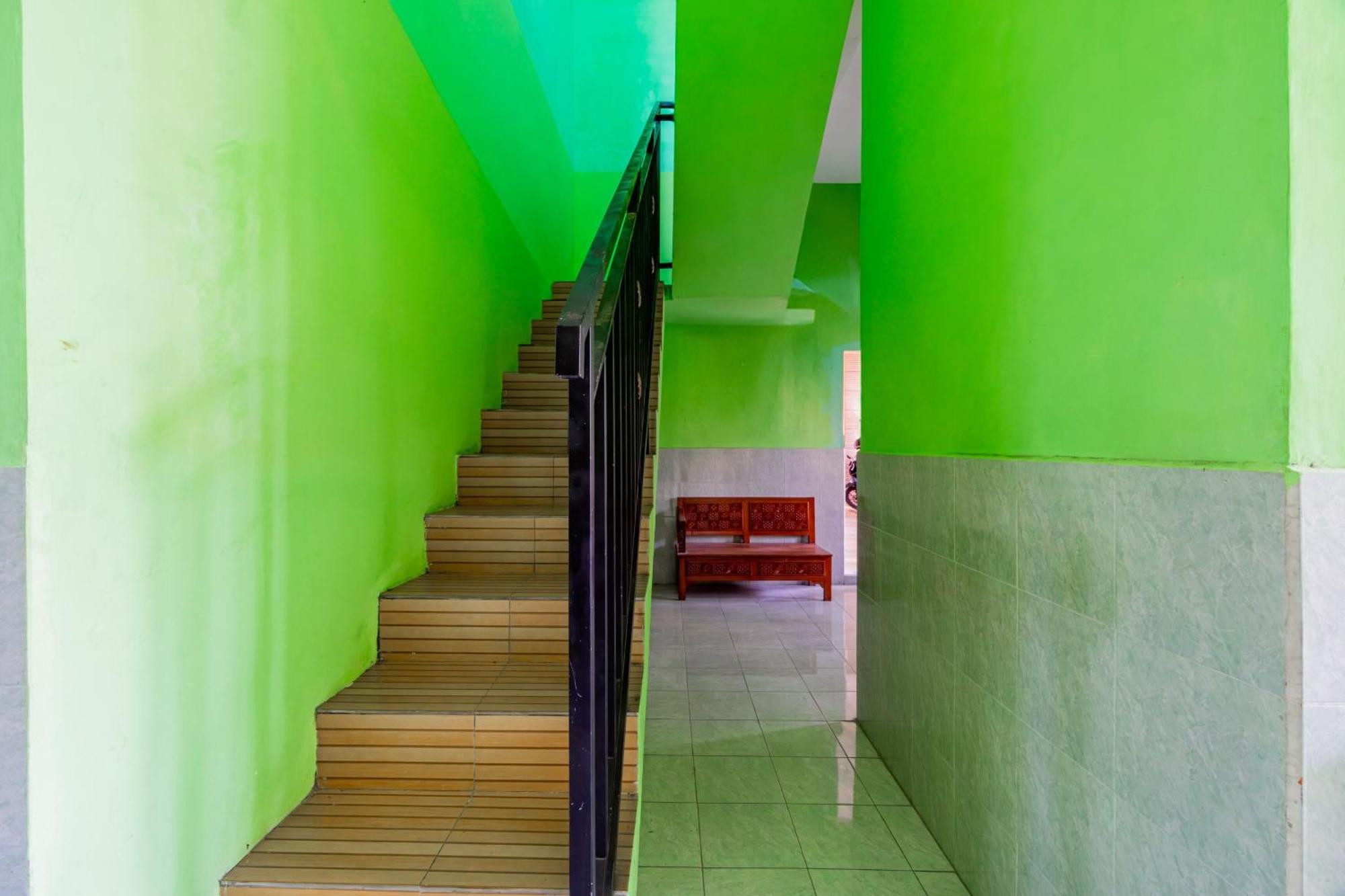 Spot On 93967 Hasna Guest House Syariah Kediri  Exterior photo