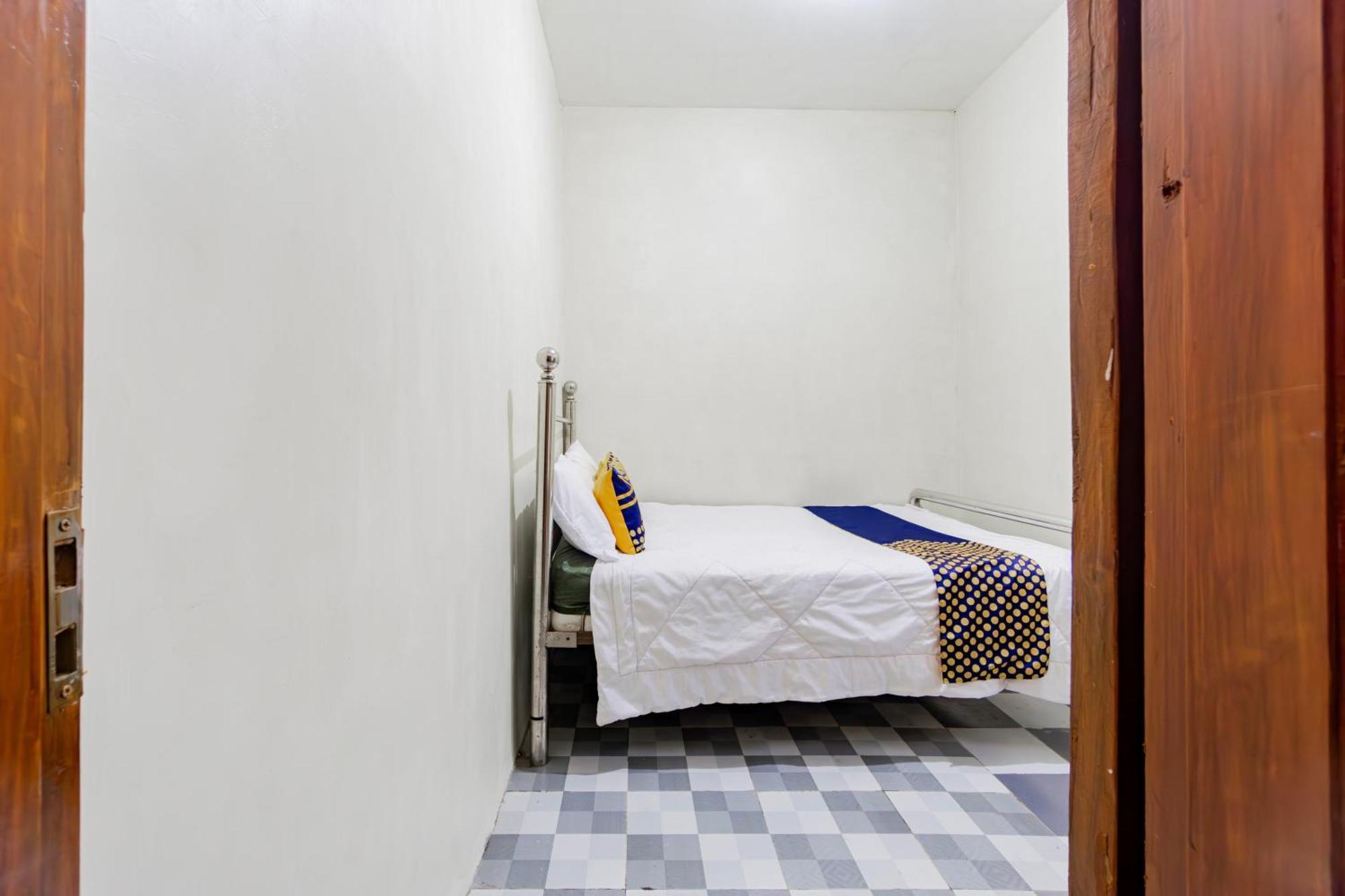 Spot On 93967 Hasna Guest House Syariah Kediri  Exterior photo