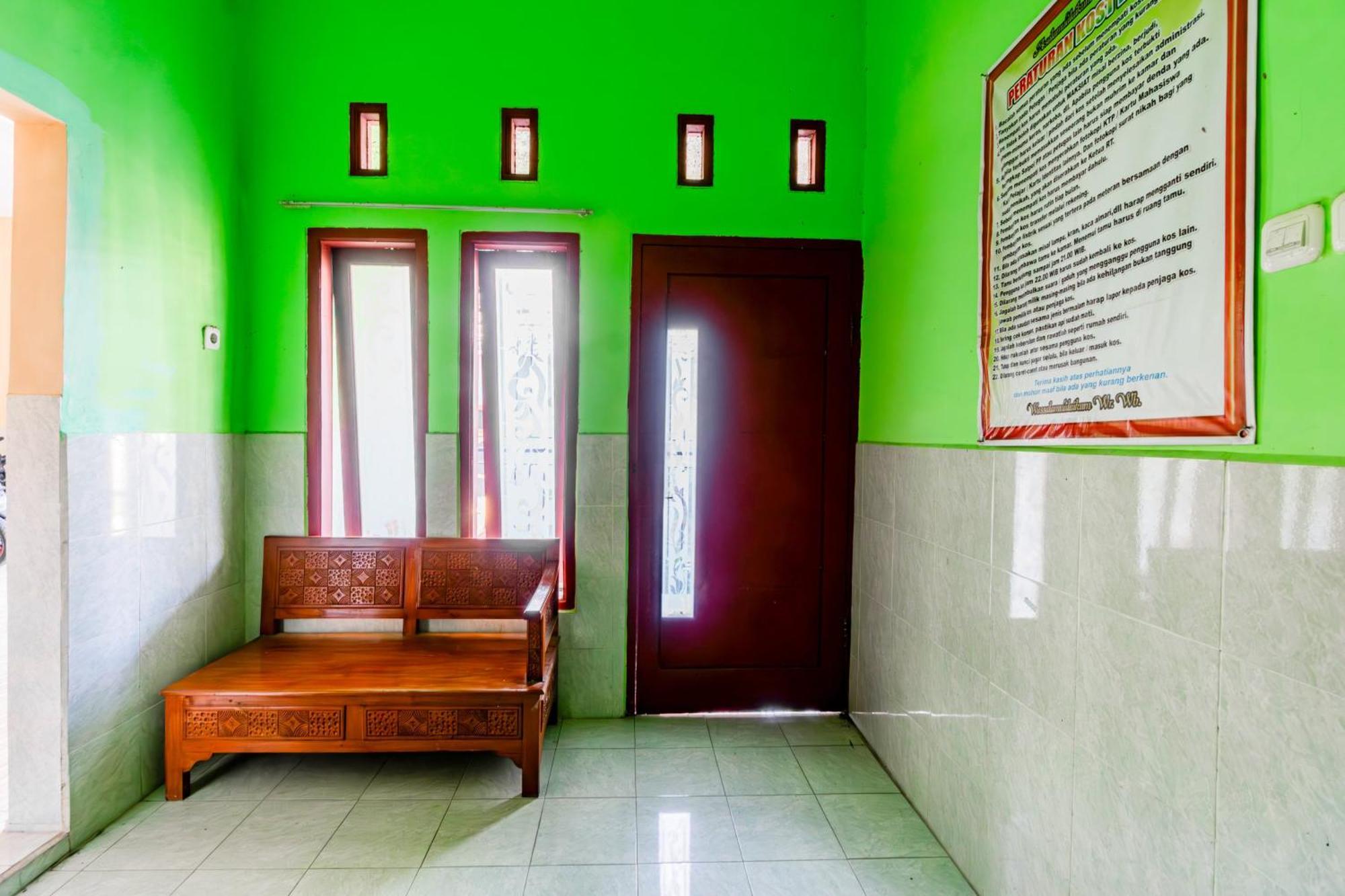 Spot On 93967 Hasna Guest House Syariah Kediri  Exterior photo